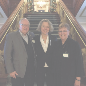 Jacques Pelletier, auteur du livre Le toponyme Chicoutimi, Mireille Jean, députée de Chicoutimi et Lise Roy, conjointe de Monsieur Pelletier.